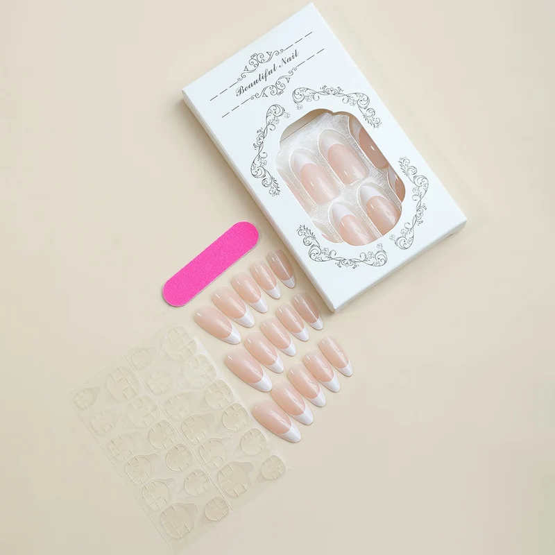 Künstliche Nagel-Kollektion mit eleganten French-Spitzen Brehn