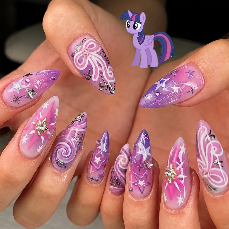 Künstliche Kunstnägel mit verspielten Sternen- und Glitzermotiven Brehn