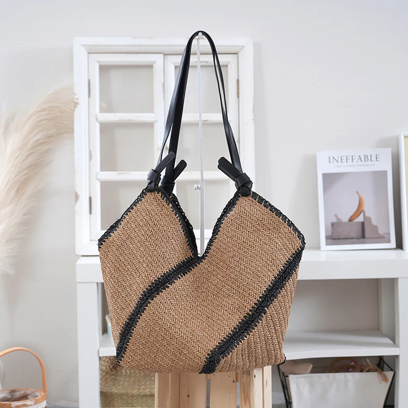 Handtasche aus gewebtem Naturmaterial mit kontrastierenden Ledergriffen Skanto
