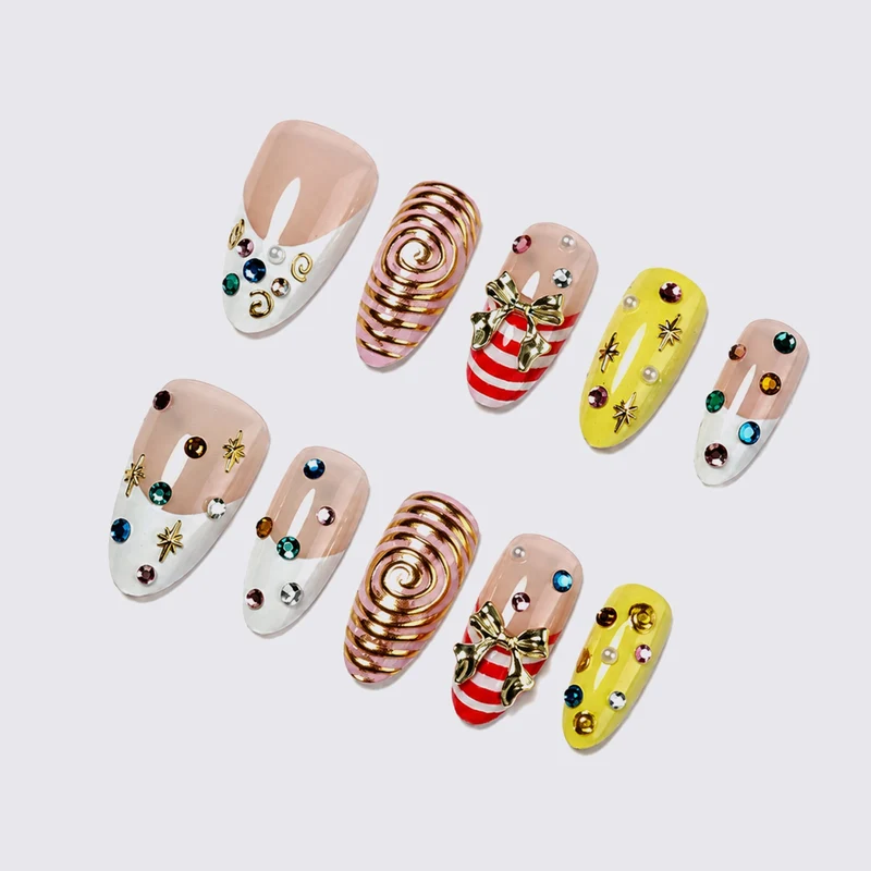 Glamouröses Kunstnagelset mit verspielten Designs und funkelnden Akzenten Brehn