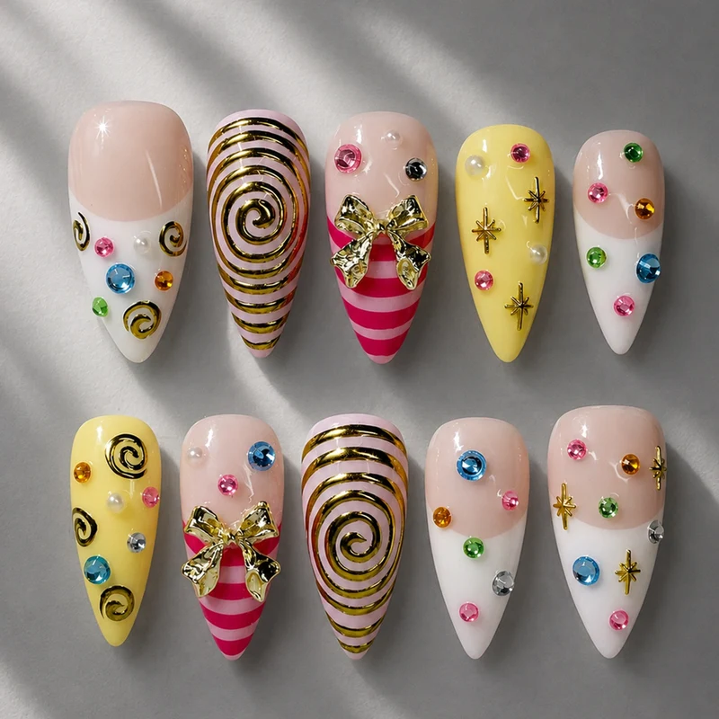 Glamouröses Kunstnagelset mit verspielten Designs und funkelnden Akzenten Brehn