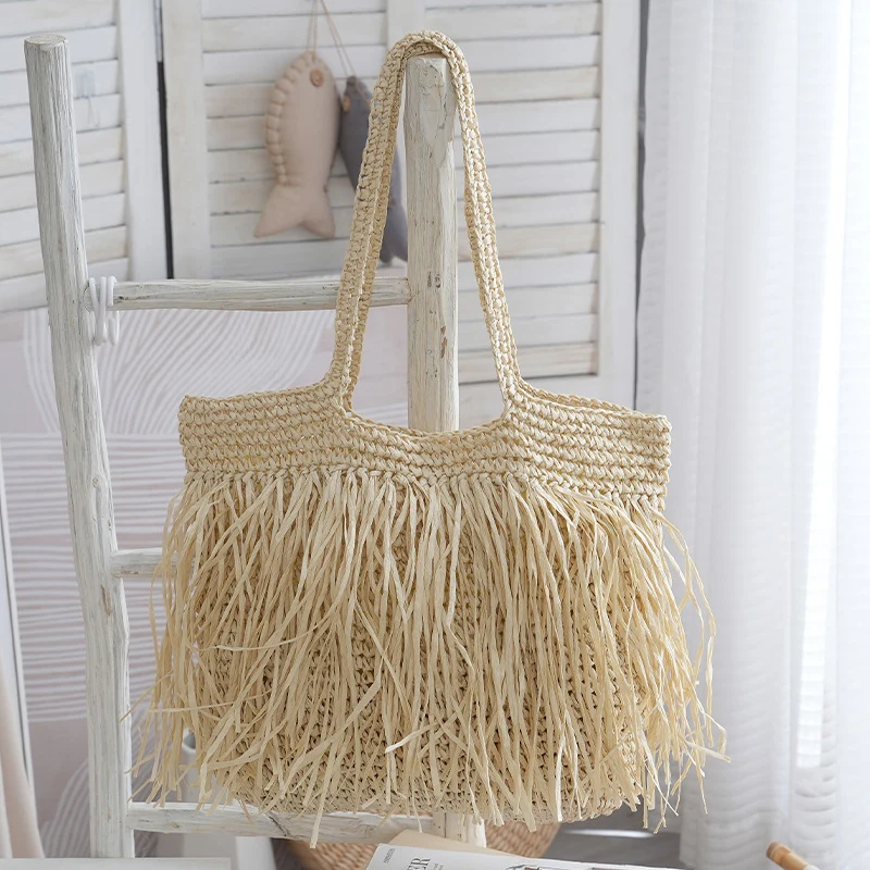 Trendige Strohtasche mit Fransen-Details Skanto