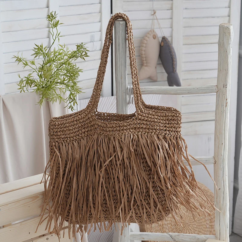 Trendige Strohtasche mit Fransen-Details Skanto