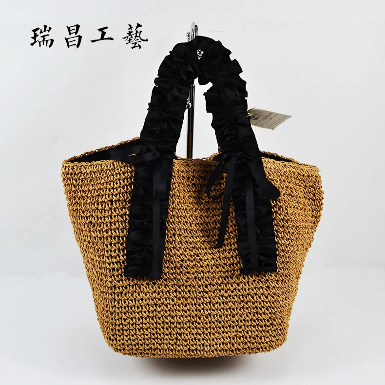 Gehäkelte Strandtasche mit eleganten Satin-Details Skanto