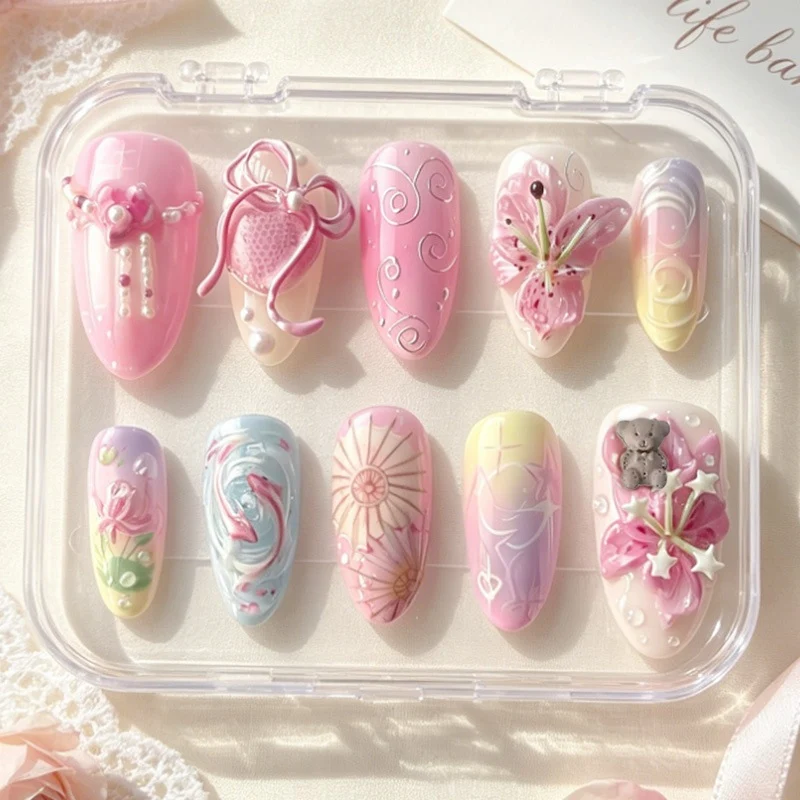 Kreatives Kunstnagelset mit floralen und verspielten Designs Brehn