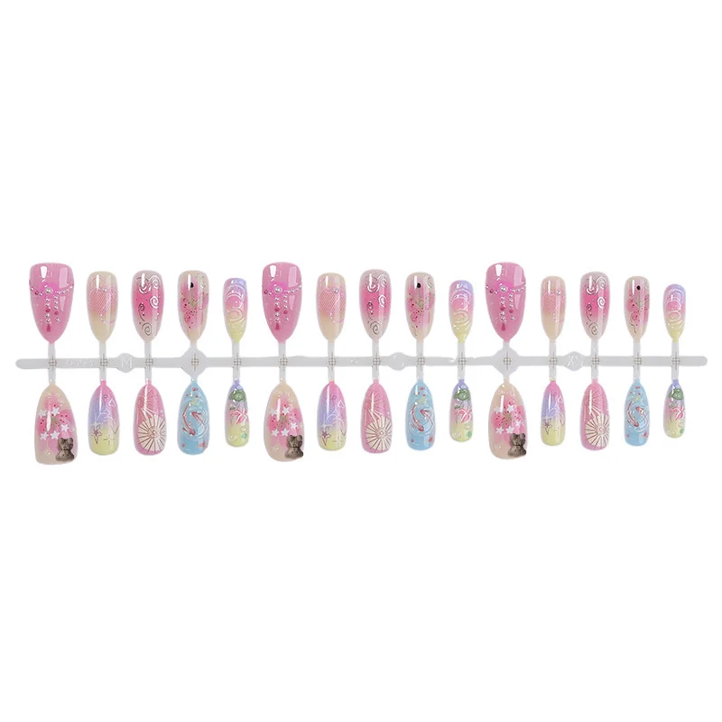 Kreatives Kunstnagelset mit floralen und verspielten Designs Brehn