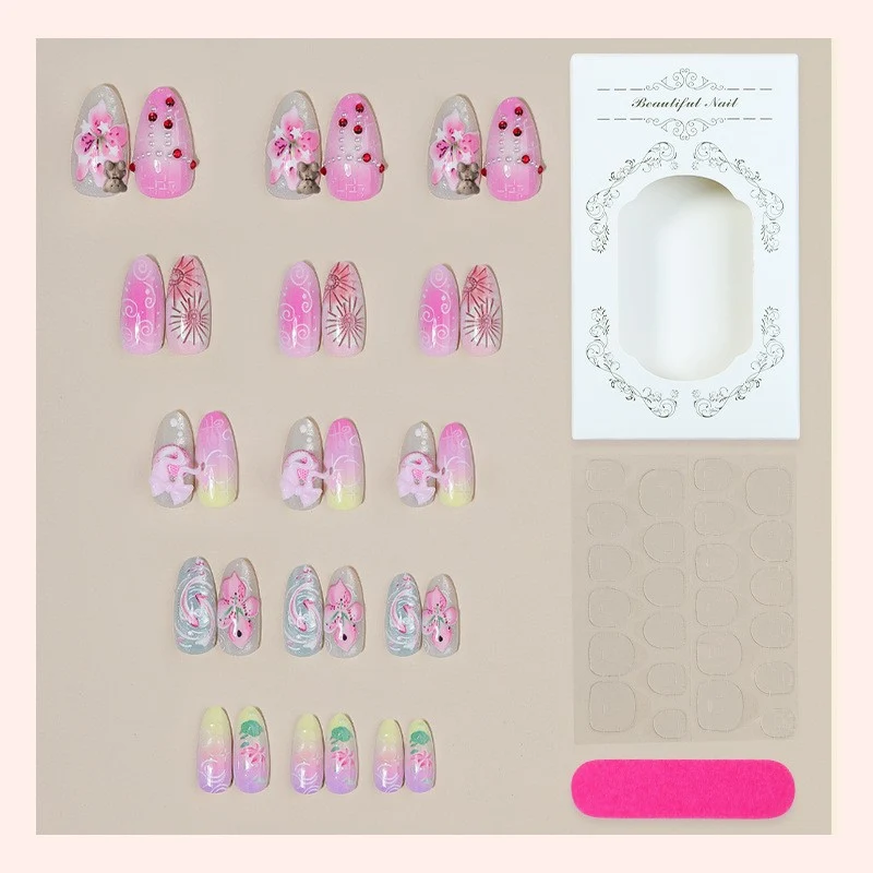 Kreatives Kunstnagelset mit floralen und verspielten Designs Brehn