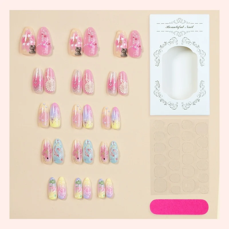 Kreatives Kunstnagelset mit floralen und verspielten Designs Brehn