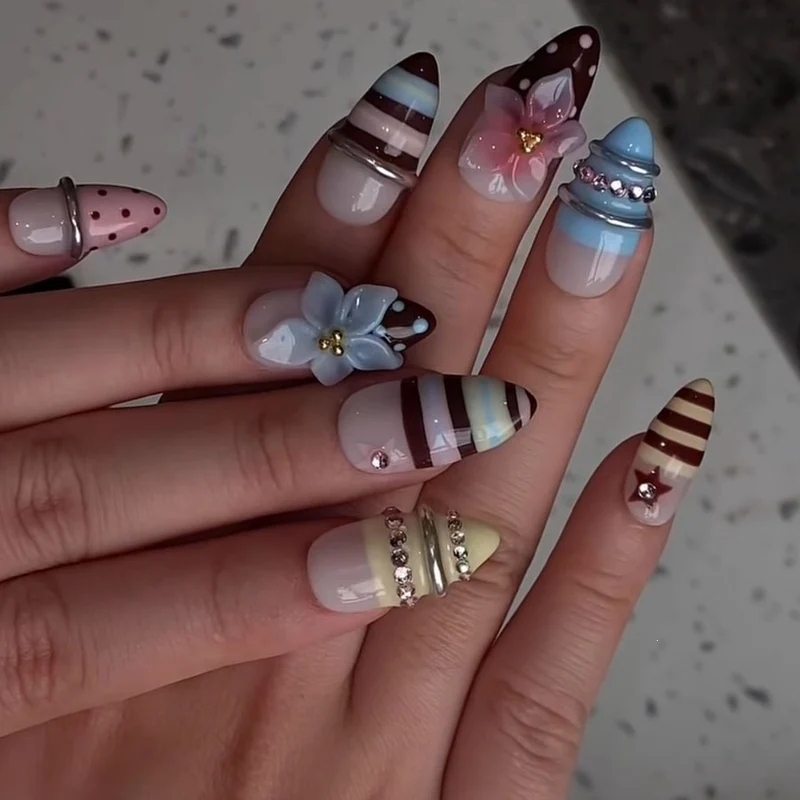 Kreatives Kunstnagelset mit floralen und gestreiften Akzenten Brehn
