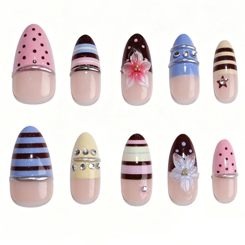 Kreatives Kunstnagelset mit floralen und gestreiften Akzenten Brehn