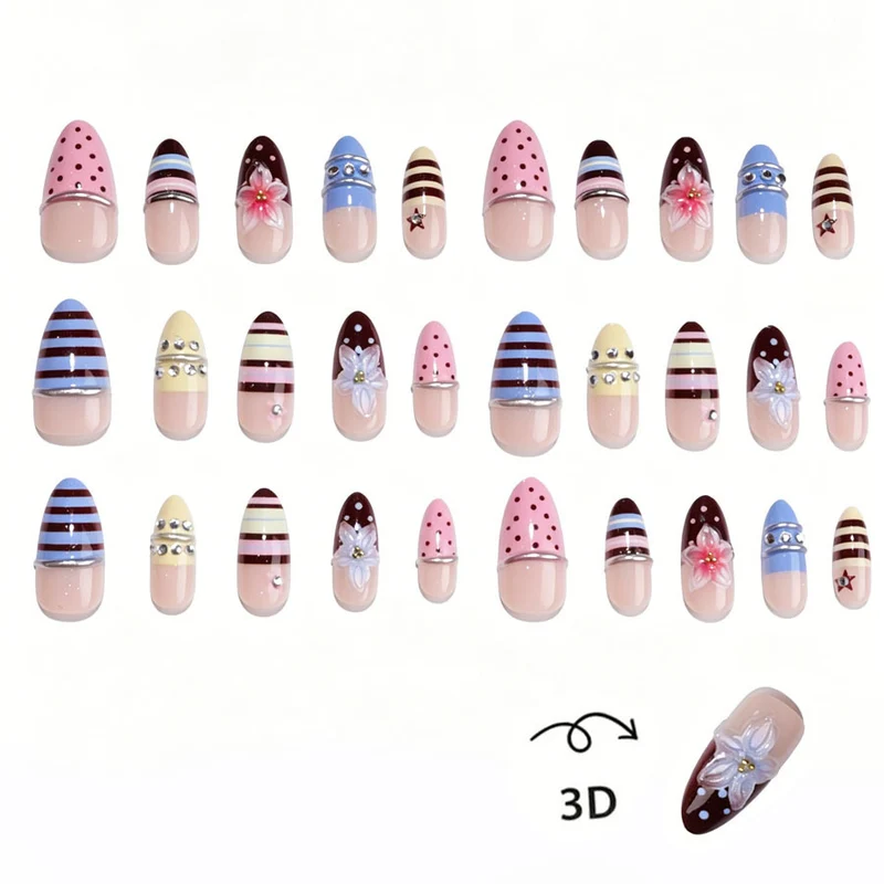 Kreatives Kunstnagelset mit floralen und gestreiften Akzenten Brehn