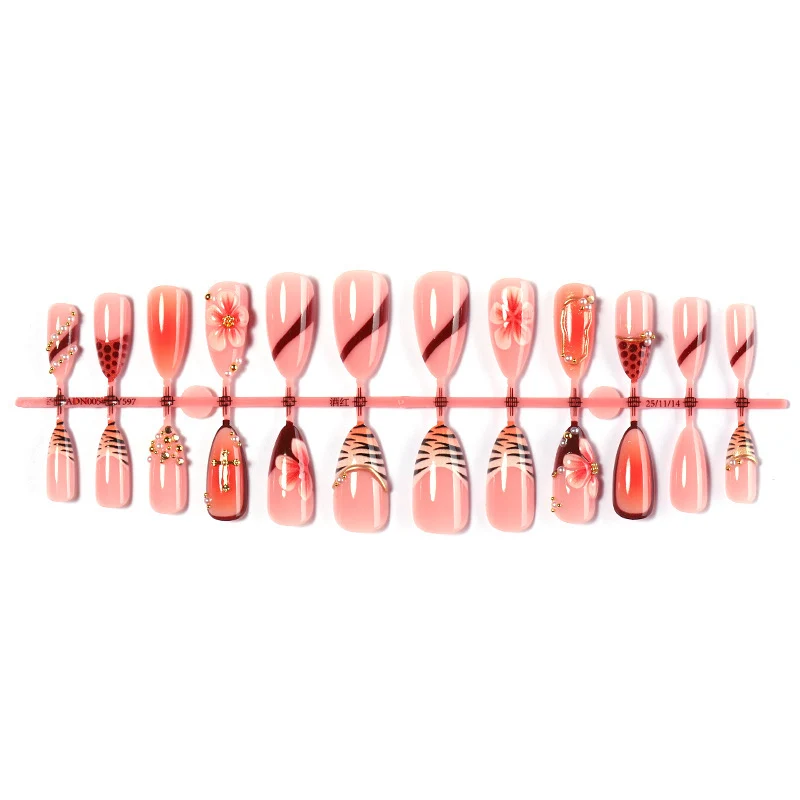 Kreatives Kunstnagelset mit floralen und eleganten Designs Brehn