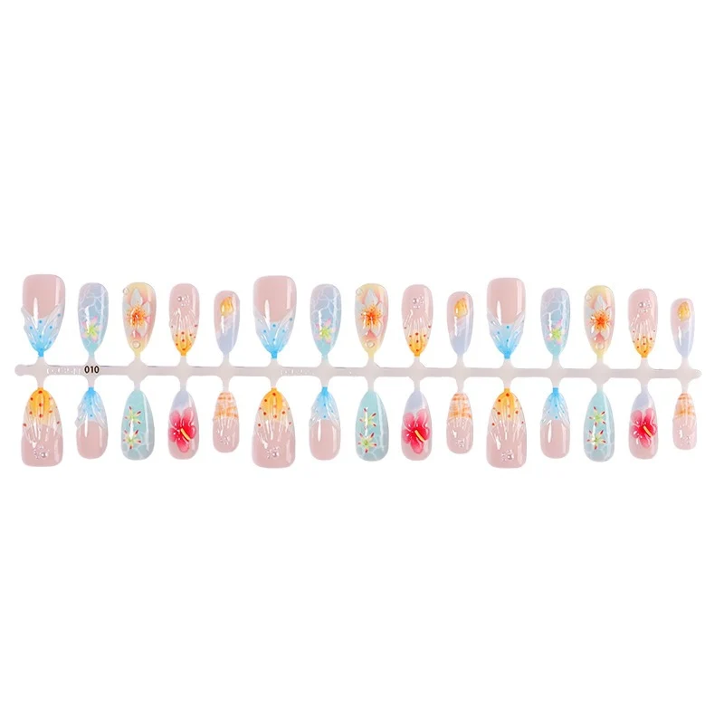 Kreatives Kunstnagelset mit floralen und bunten Designs Brehn