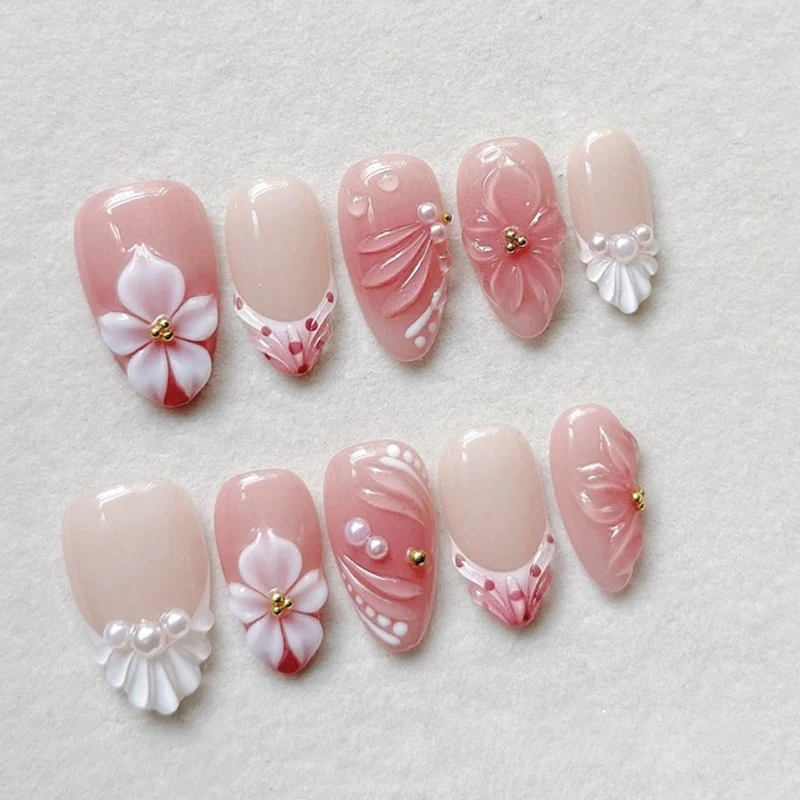 Kreatives Kunstnagelset mit floralen Details Brehn