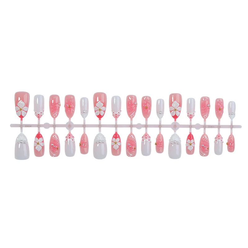 Kreatives Kunstnagelset mit floralen Details Brehn