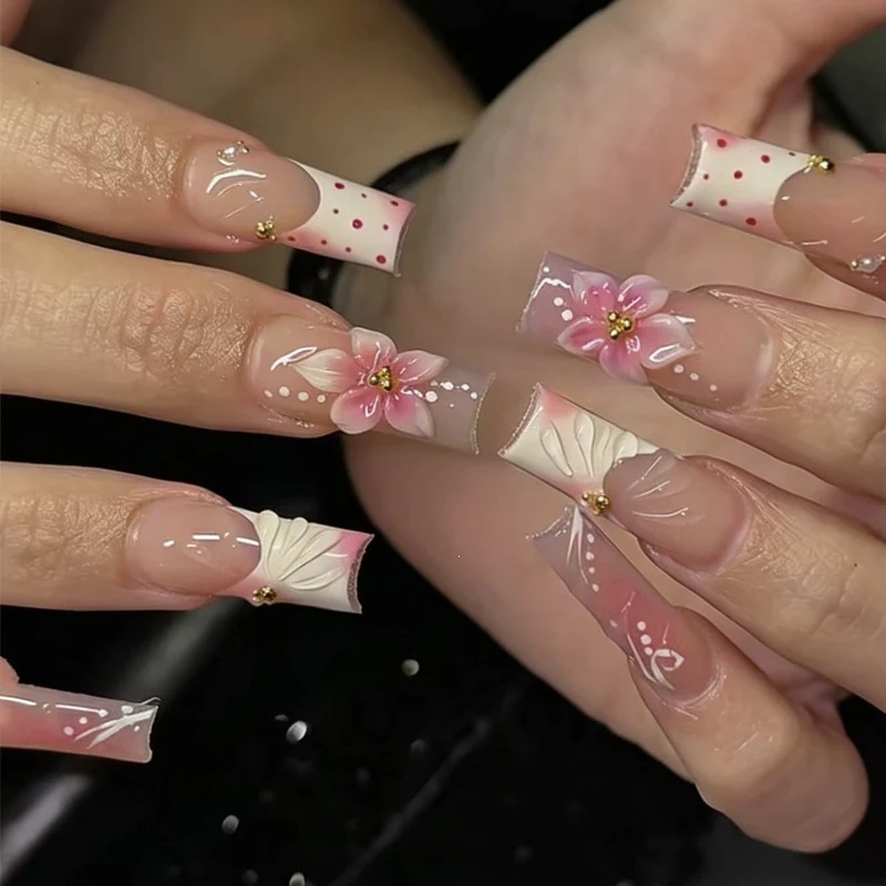 Kreatives Kunstnagelset mit floralen Akzenten und Glitzerdetails Brehn
