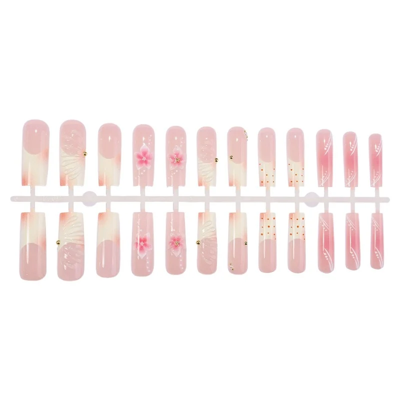 Kreatives Kunstnagelset mit floralen Akzenten und Glitzerdetails Brehn