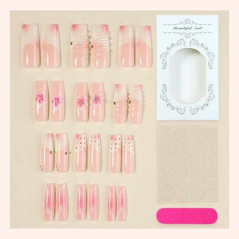 Kreatives Kunstnagelset mit floralen Akzenten und Glitzerdetails Brehn