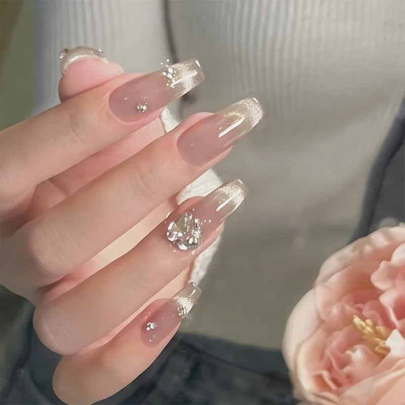 Glamouröses Kunstnagelset mit Glitzer- und Glamourakzenten Brehn