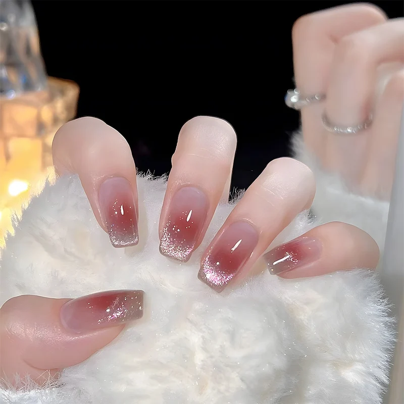 Glamouröses Kunstnagelset mit Glitzer- und Glamourakzenten Brehn