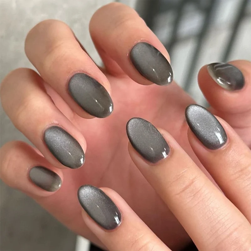 Glamouröses Kunstnagelset mit Glitzer- und Glamourakzenten Brehn