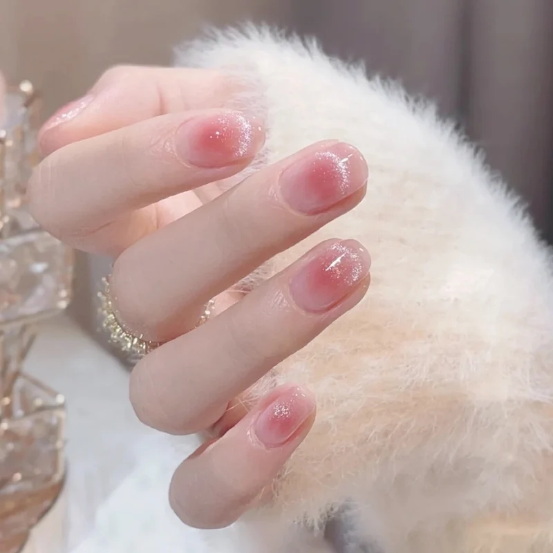 Glamouröses Kunstnagelset mit Glitzer- und Glamourakzenten Brehn