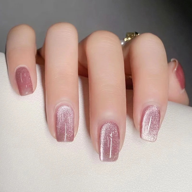 Glamouröses Kunstnagelset mit Glitzer- und Glamourakzenten Brehn