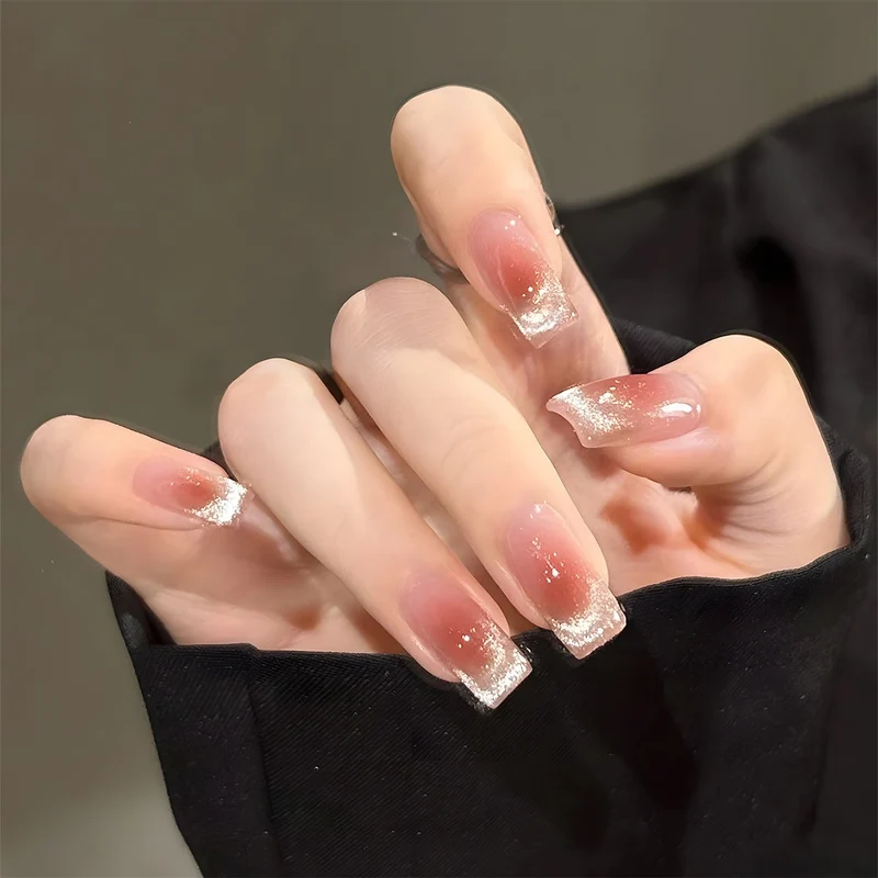Glamouröses Kunstnagelset mit Glitzer- und Glamourakzenten Brehn