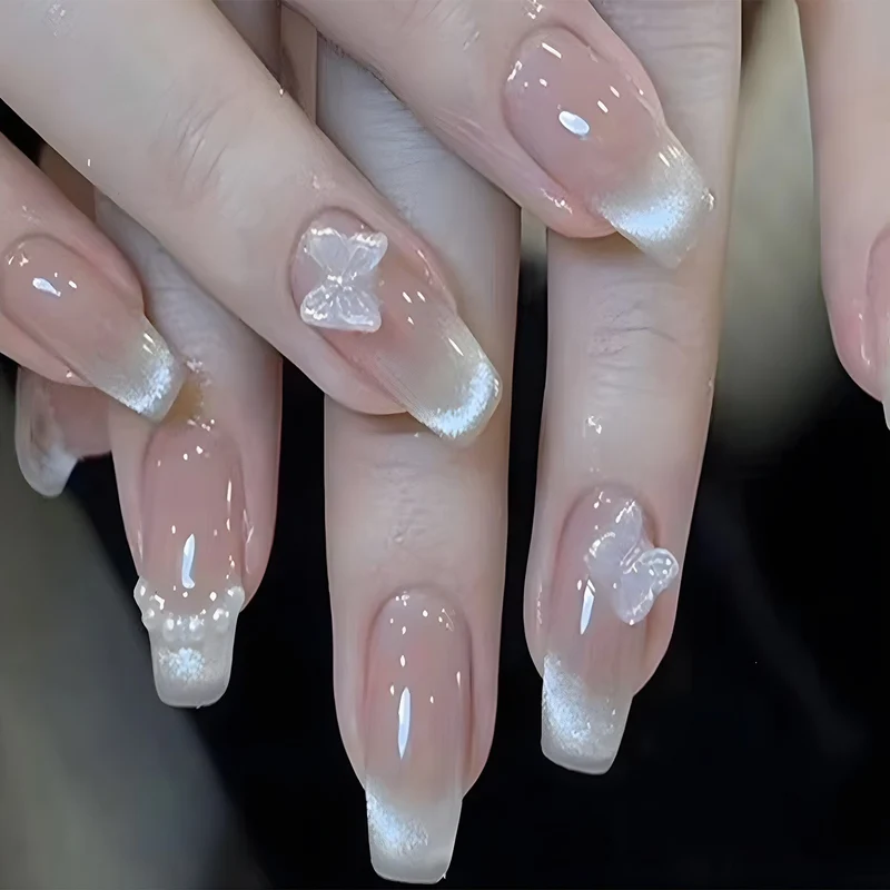 Glamouröses Kunstnagelset mit Glitzer- und Glamourakzenten Brehn