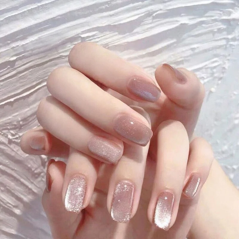 Glamouröses Kunstnagelset mit Glitzer- und Glamourakzenten Brehn