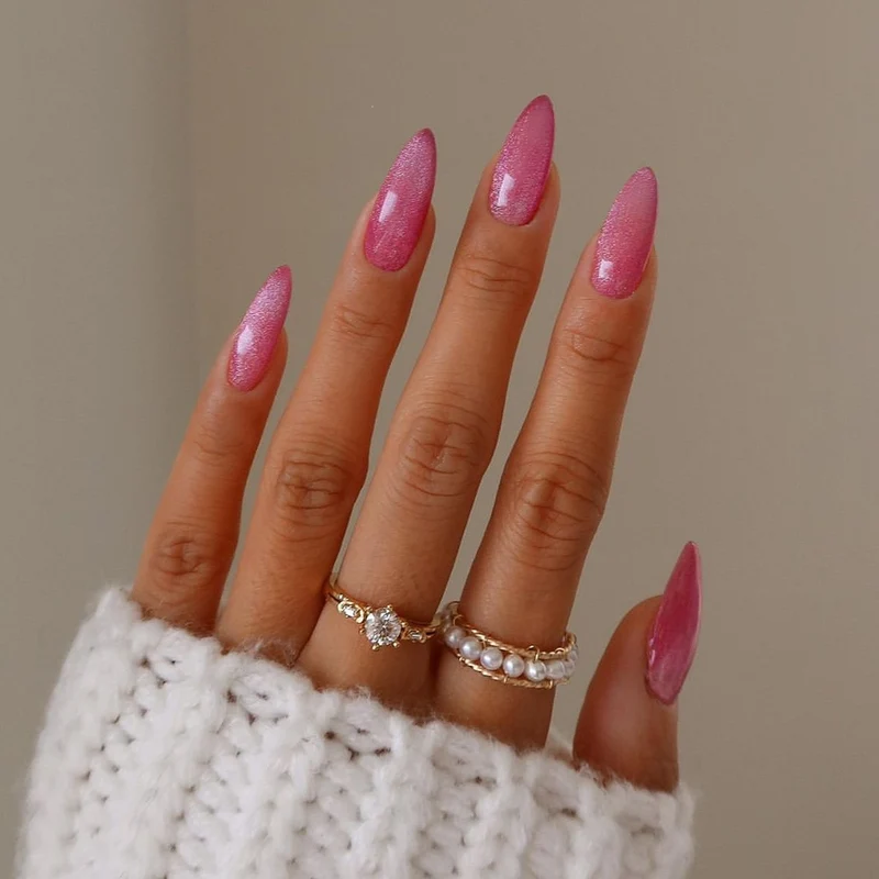 Glamouröses Kunstnagelset mit Glitzer- und Glamourakzenten Brehn