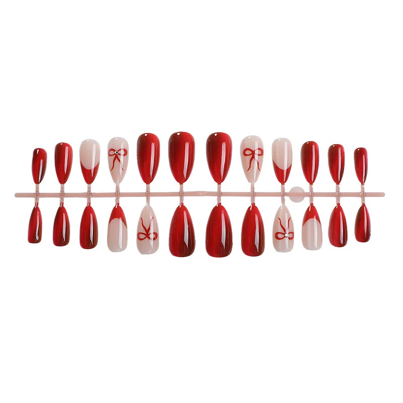 Glamouröses Kunstnagelset mit Glitzer-Effekten und eleganten Bogenmotiven Brehn