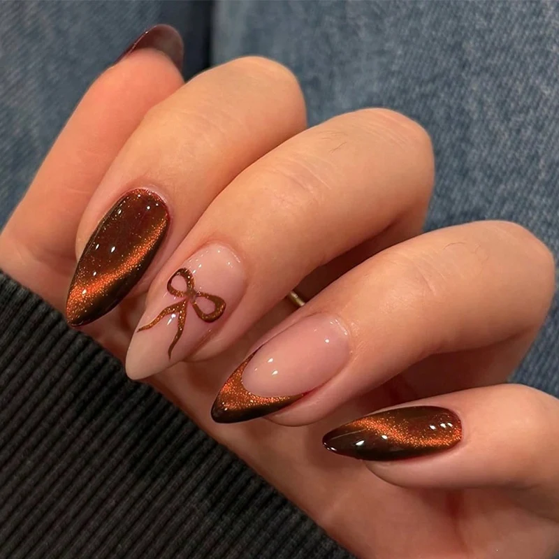 Glamouröses Kunstnagelset mit Glitzer-Effekten und eleganten Bogenmotiven Brehn