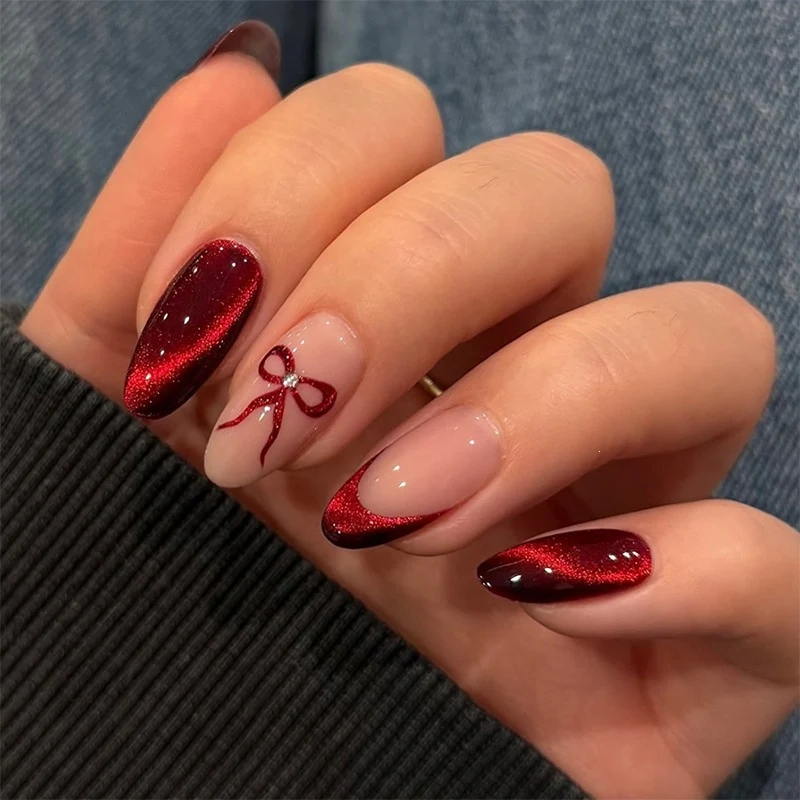 Glamouröses Kunstnagelset mit Glitzer-Effekten und eleganten Bogenmotiven Brehn