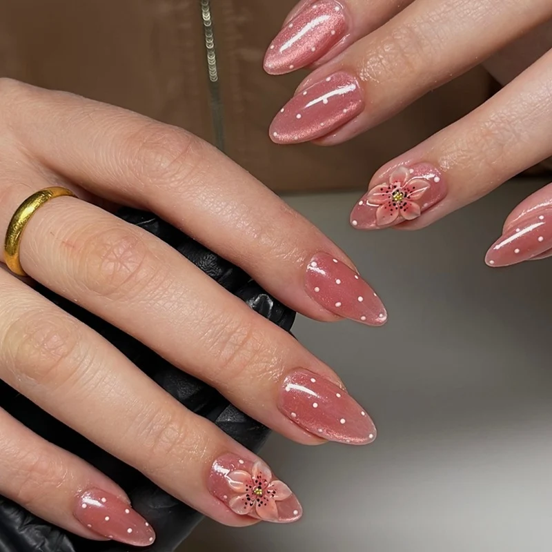 Glamouröses Kunstnagelset mit funkelnden Akzenten und 3D-Blumen Brehn