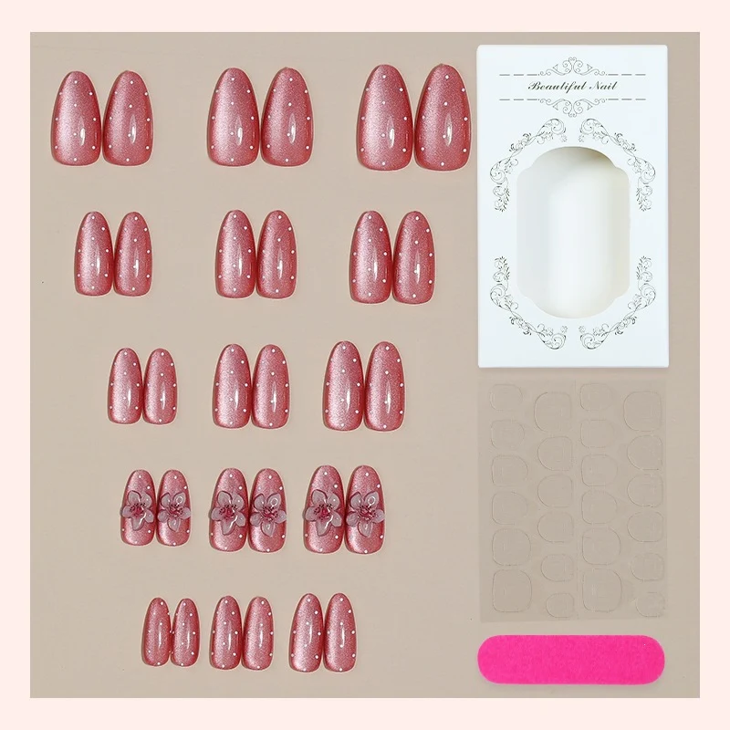 Glamouröses Kunstnagelset mit funkelnden Akzenten und 3D-Blumen Brehn