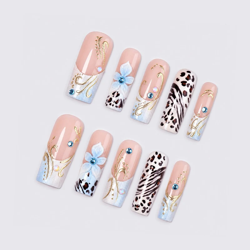 Glamouröses Kunstnagelset mit floralen Akzenten und Glitzerdetails Brehn