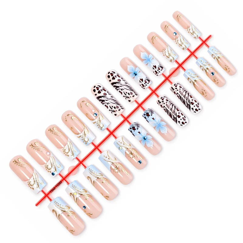 Glamouröses Kunstnagelset mit floralen Akzenten und Glitzerdetails Brehn