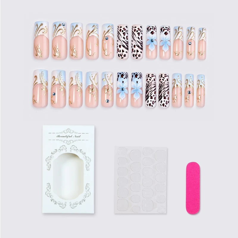 Glamouröses Kunstnagelset mit floralen Akzenten und Glitzerdetails Brehn