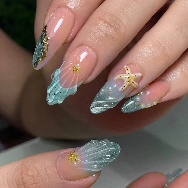 Glamouröses Kunstnagelset mit filigranen Verzierungen Brehn