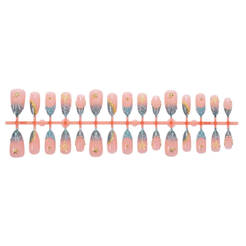 Glamouröses Kunstnagelset mit filigranen Verzierungen Brehn