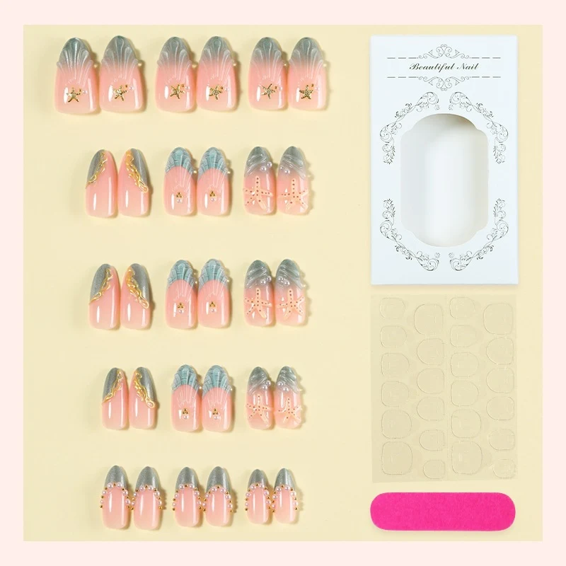 Glamouröses Kunstnagelset mit filigranen Verzierungen Brehn