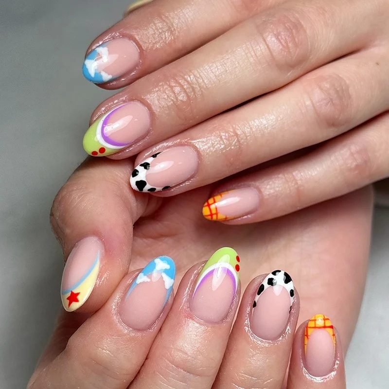 Kreatives Kunstnagelset mit bunten Designs Brehn