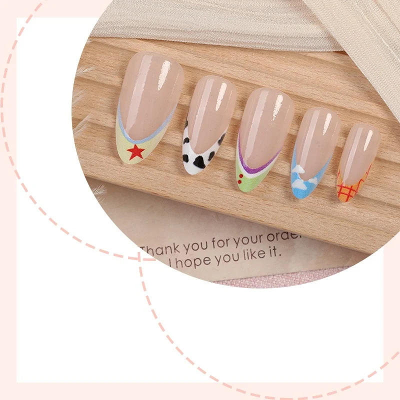Kreatives Kunstnagelset mit bunten Designs Brehn