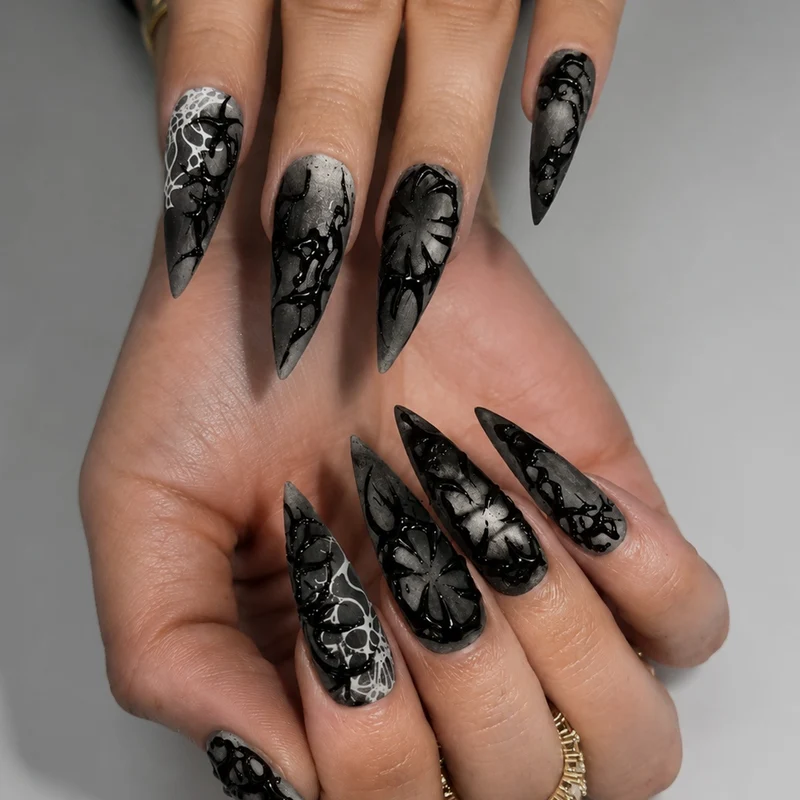 Kreatives Kunstnagelset im Spinnen-Muster Brehn