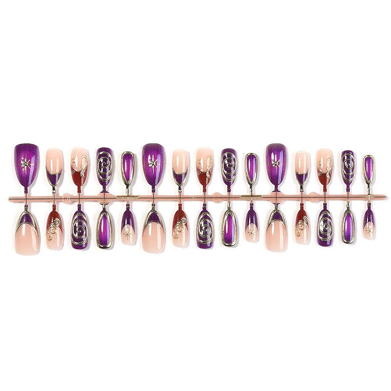 Glamouröses Kunstnagelset mit edlen Verzierungen Brehn