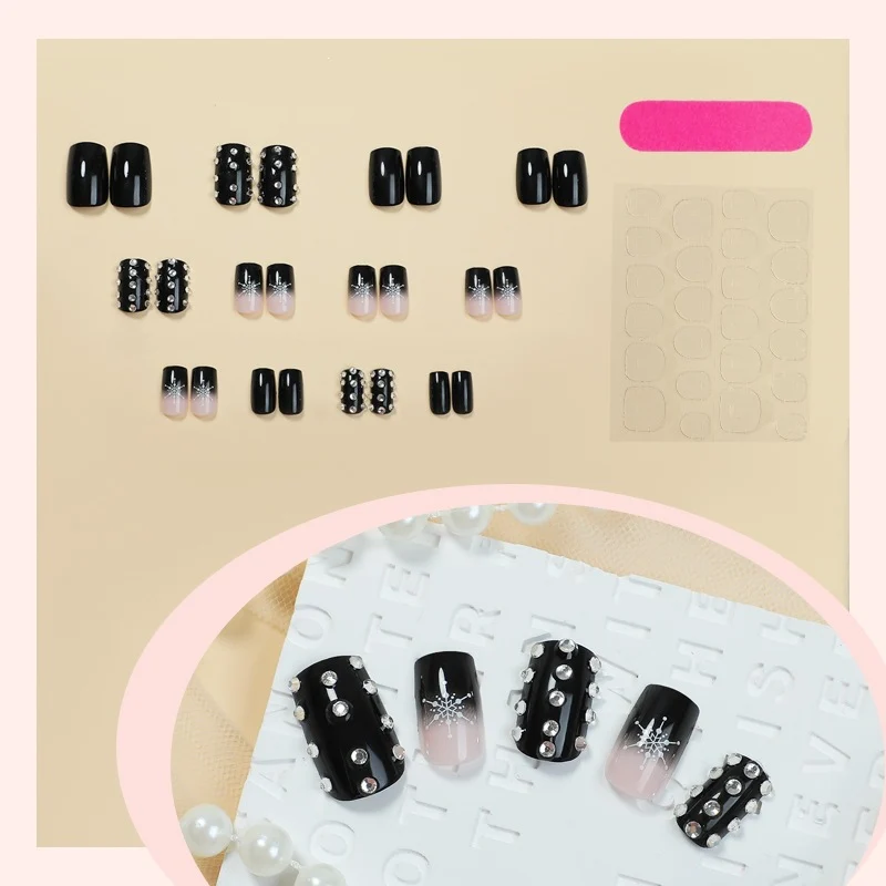 Glamouröses Kunstnagelset mit Dekorativen Strass- und Sternenmotiven Brehn