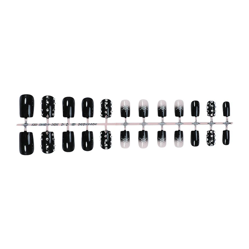 Glamouröses Kunstnagelset mit Dekorativen Strass- und Sternenmotiven Brehn