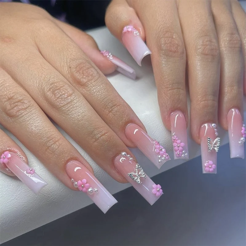 Glamouröses Kunstnagelset mit 3D-Schleifen und Glitzersteinen Brehn