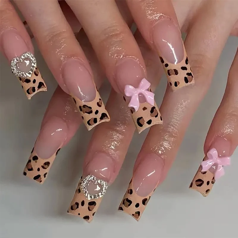 Glamouröses Kunstnagelset mit 3D-Schleifen und Glitzersteinen Brehn